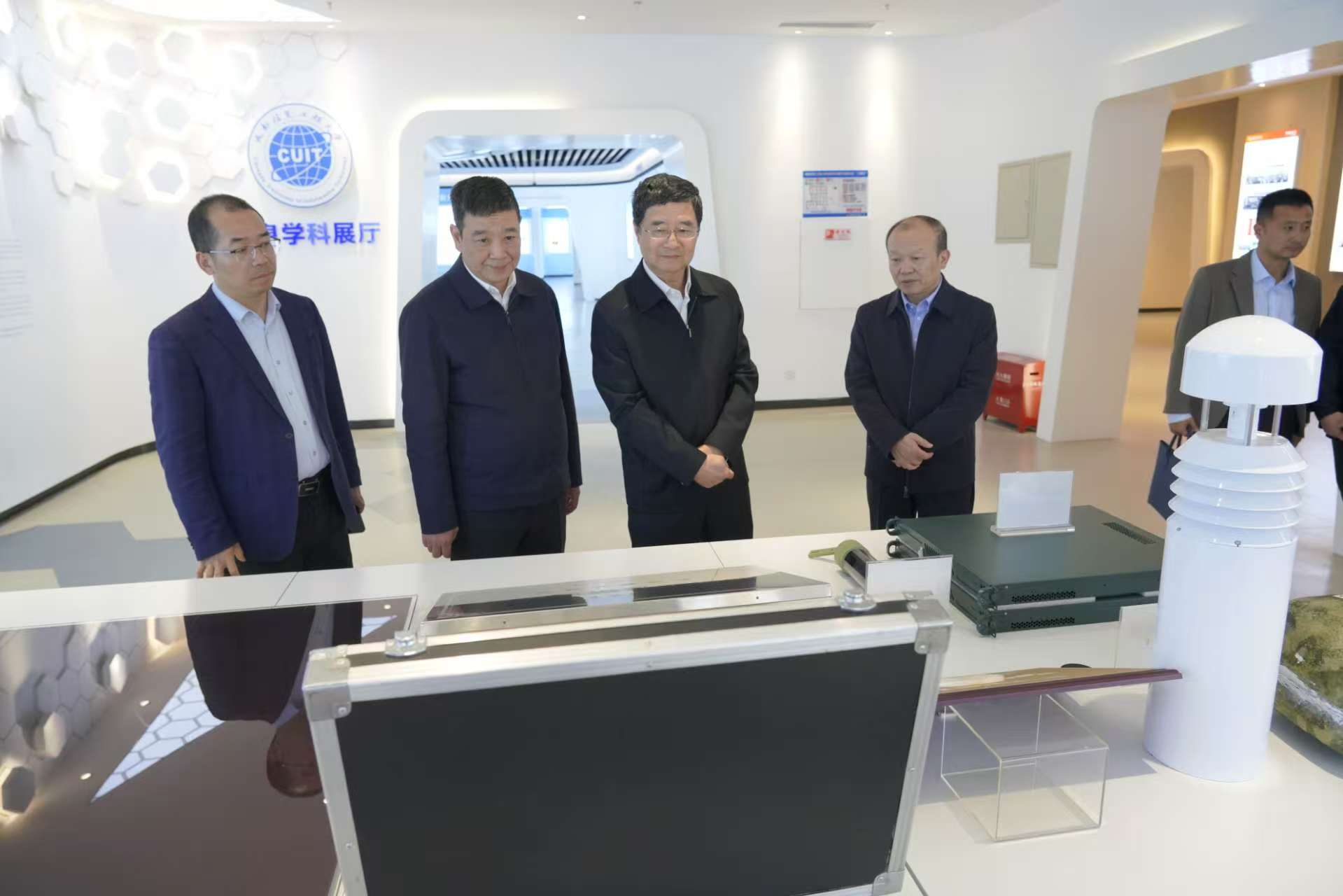 淫妻社 邀请中国气象局原副局长沈晓农到校为本科生讲授思政课-淫妻社